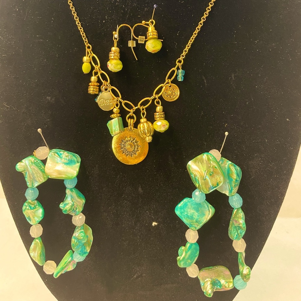 Set necklace, bracelet and earrings